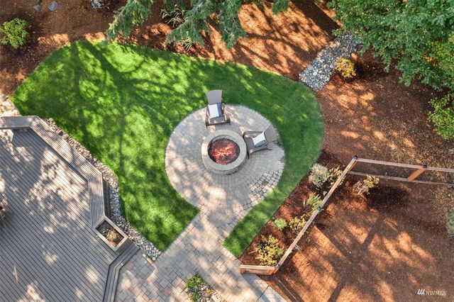 a view of yard with a car park