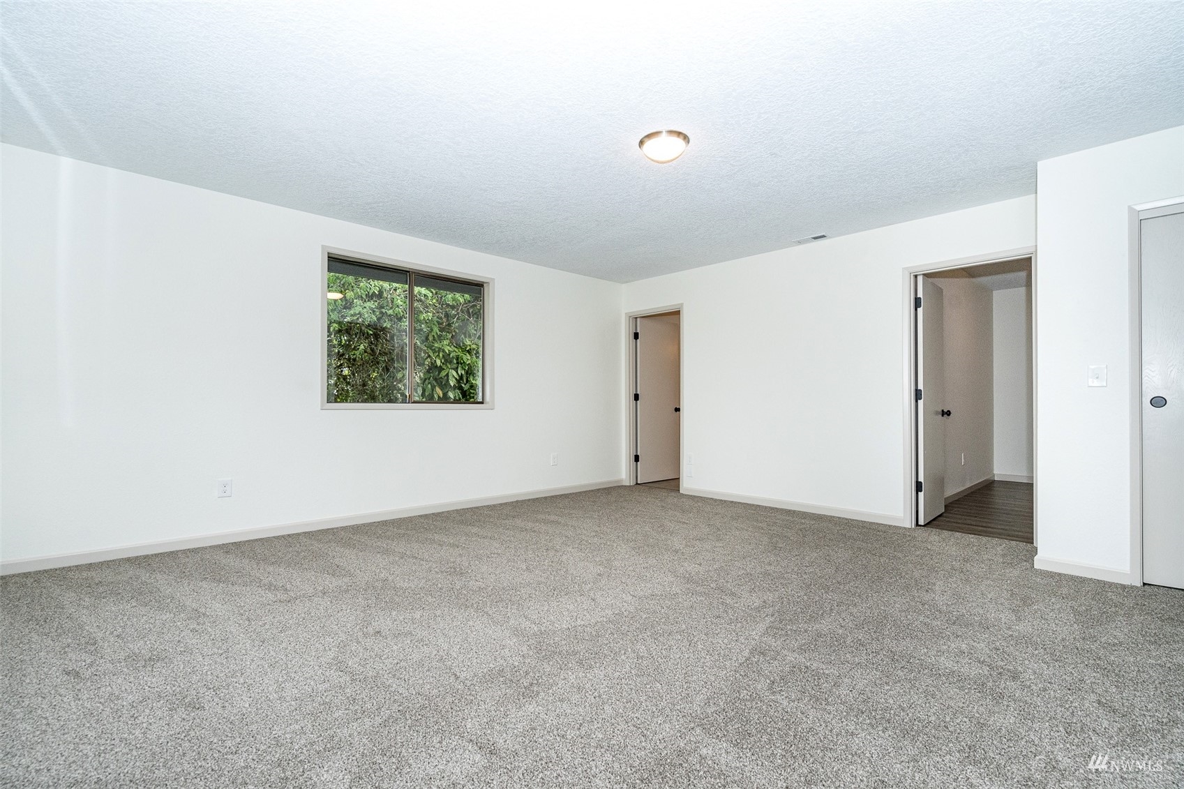 1861 Bishop Road Chehalis, WA 98532 - Photo 13 of 38 an empty room with windows