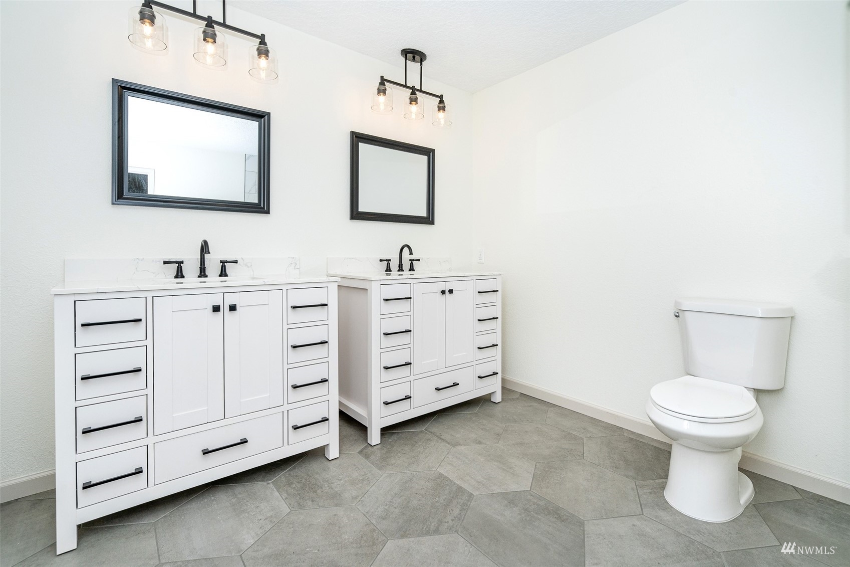 1861 Bishop Road Chehalis, WA 98532 - Photo 14 of 38 a bathroom with a sink toilet and mirror