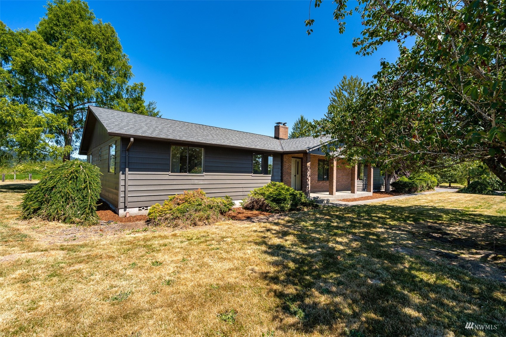 1861 Bishop Road Chehalis, WA 98532 - Photo 2 of 38 a front view of a house with a yard