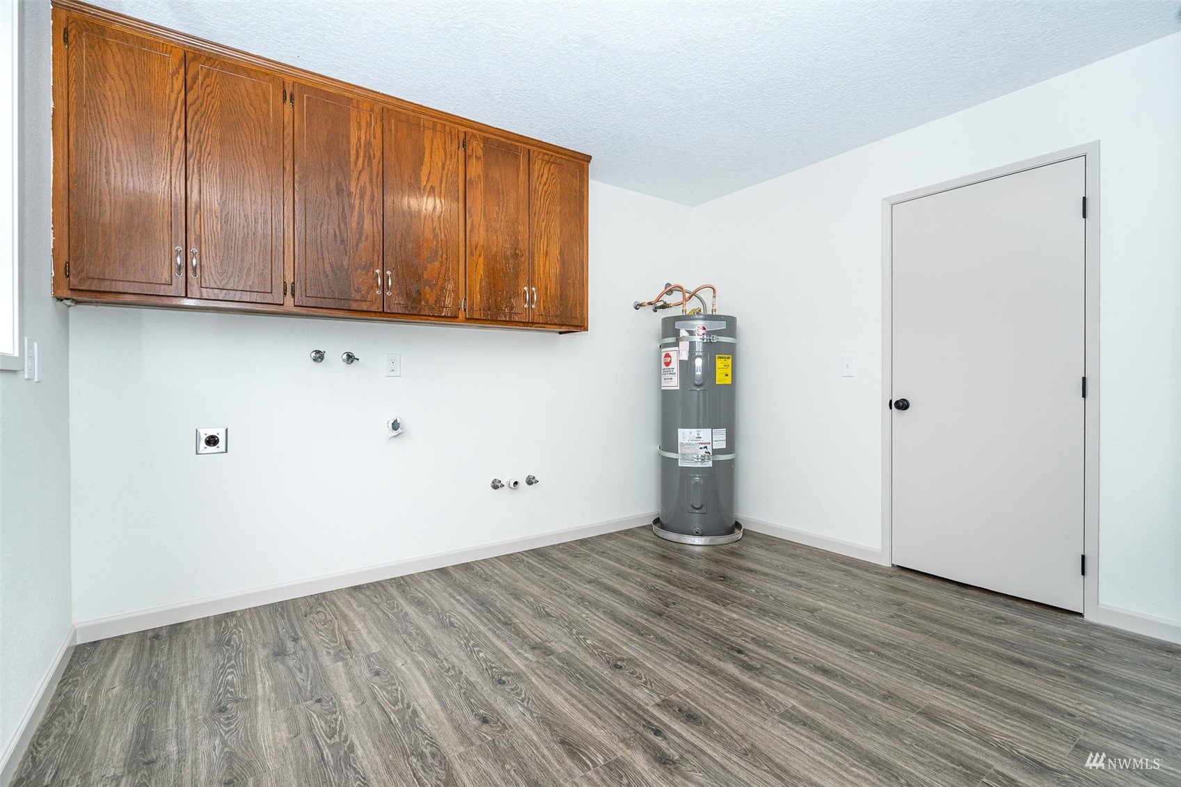 1861 Bishop Road Chehalis, WA 98532 - Photo 21 of 38 a view of an empty room with wooden floor and cabinet