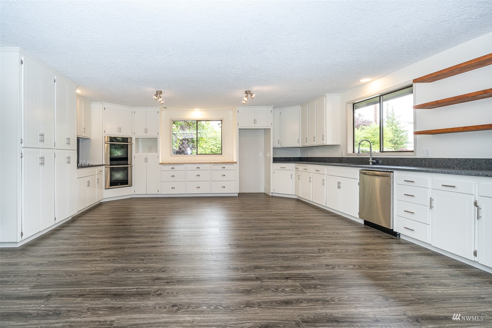 1861 Bishop Road Chehalis, WA 98532 - Photo 7 of 38 a kitchen with granite countertop a stove cabinets and wooden floor