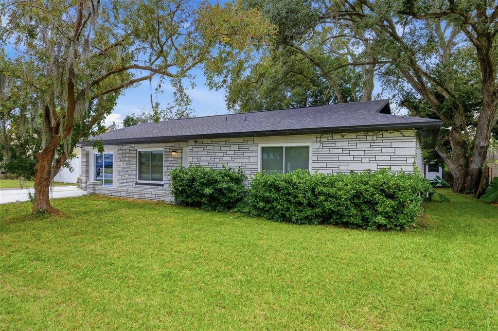 1113 Oakhill Street Seffner, FL 33584 - Photo 1 of 44 a view of a house with a garden