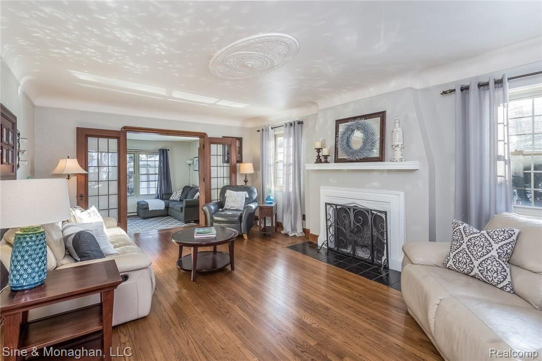818 Cadieux Road Grosse Pointe, MI 48230 - Photo 6 of 45 011-Living_Room-5191676-medium.jpg