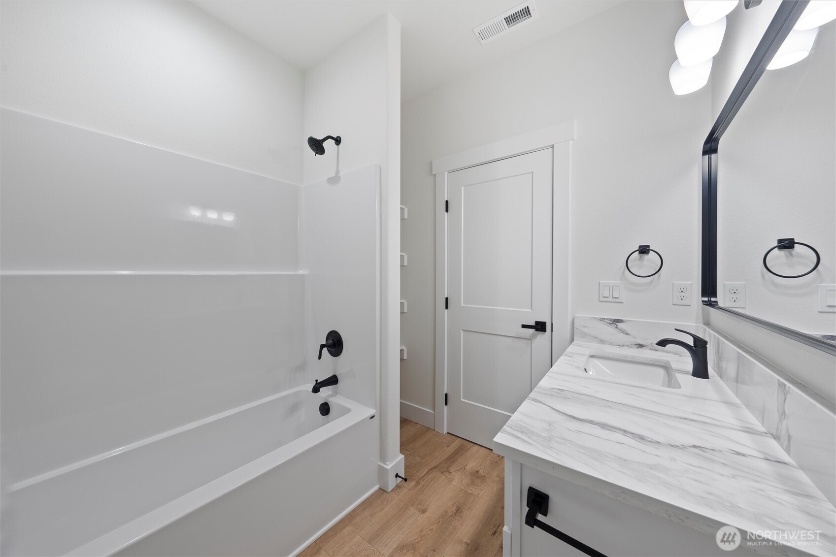 2391 Hunters Street Ephrata, WA 98823 - Photo 23 of 40 a bathroom with a tub sink and mirror