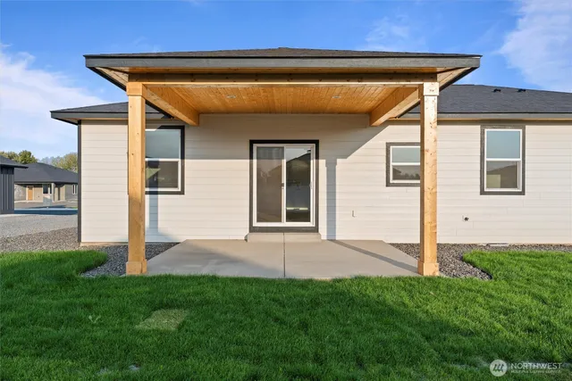 a view of a house with a backyard