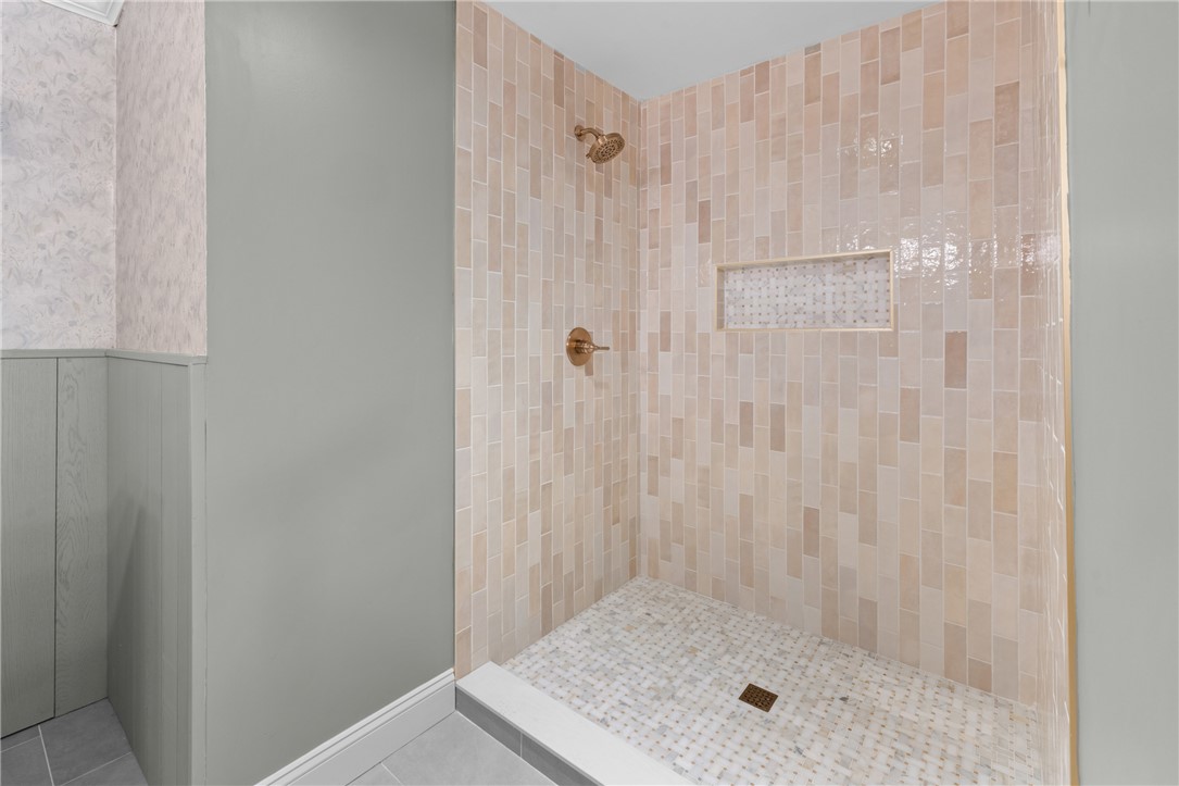 231 Kings Way Clemson, SC 29631 - Photo 14 of 43 Primary bathroom