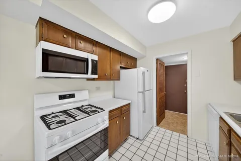 $230,000 | 1326 Kingsbury Drive, Unit 6, Hanover Park, IL 60133