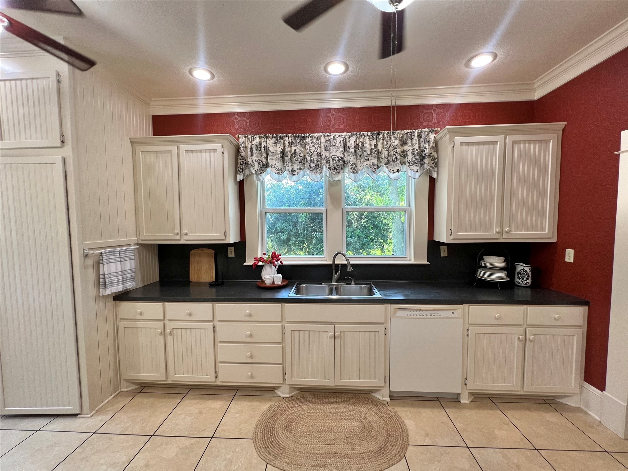 560 Jimmy Phillips Boulevard Angleton, TX 77515 - Photo 18 of 38 a kitchen with stainless steel appliances a sink a stove a microwave and cabinets