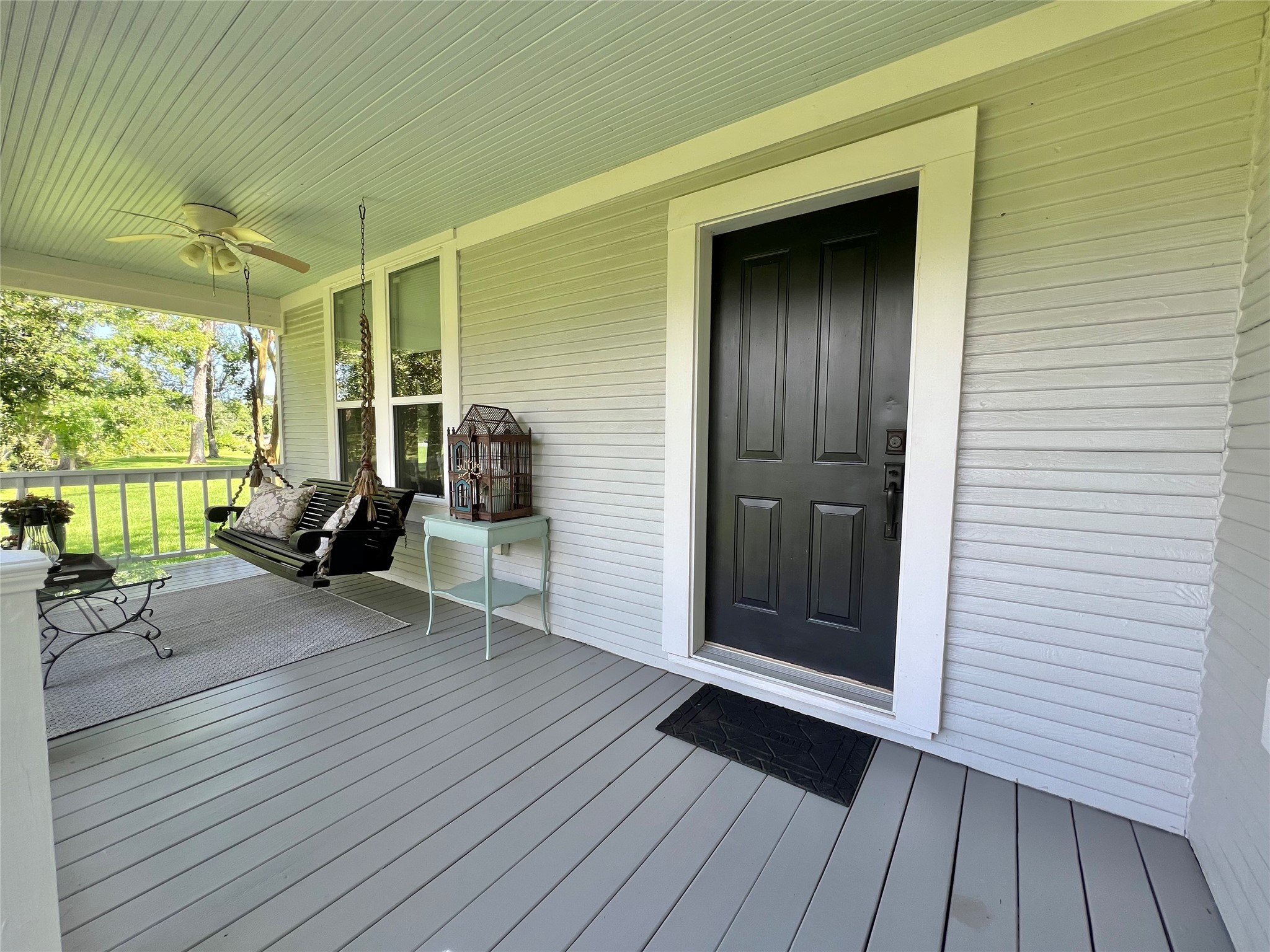 560 Jimmy Phillips Boulevard Angleton, TX 77515 - Photo 32 of 38 a view of a livingroom with furniture and front door