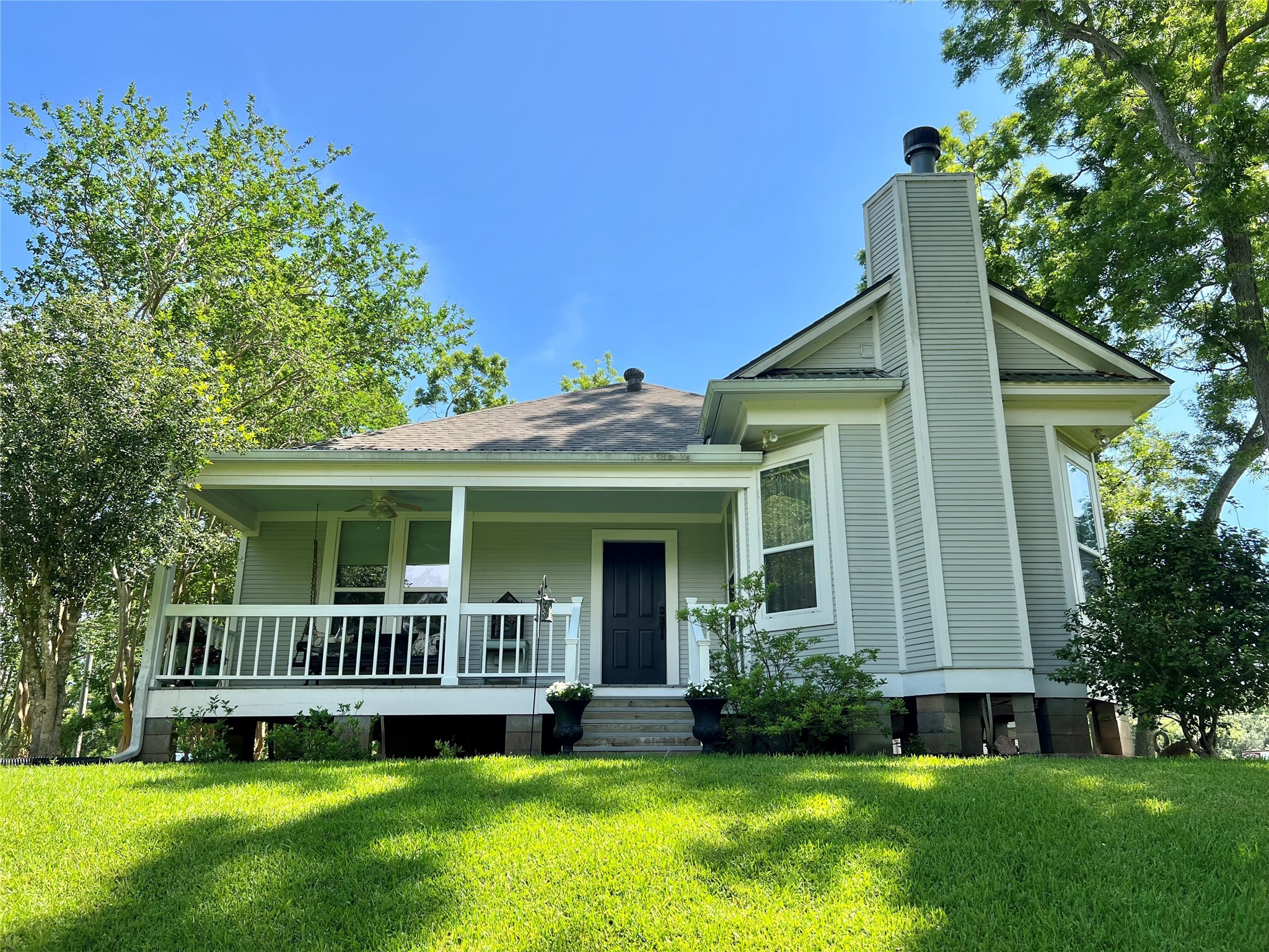 560 Jimmy Phillips Boulevard Angleton, TX 77515 - Photo 33 of 38 a view of a house with a yard and plants