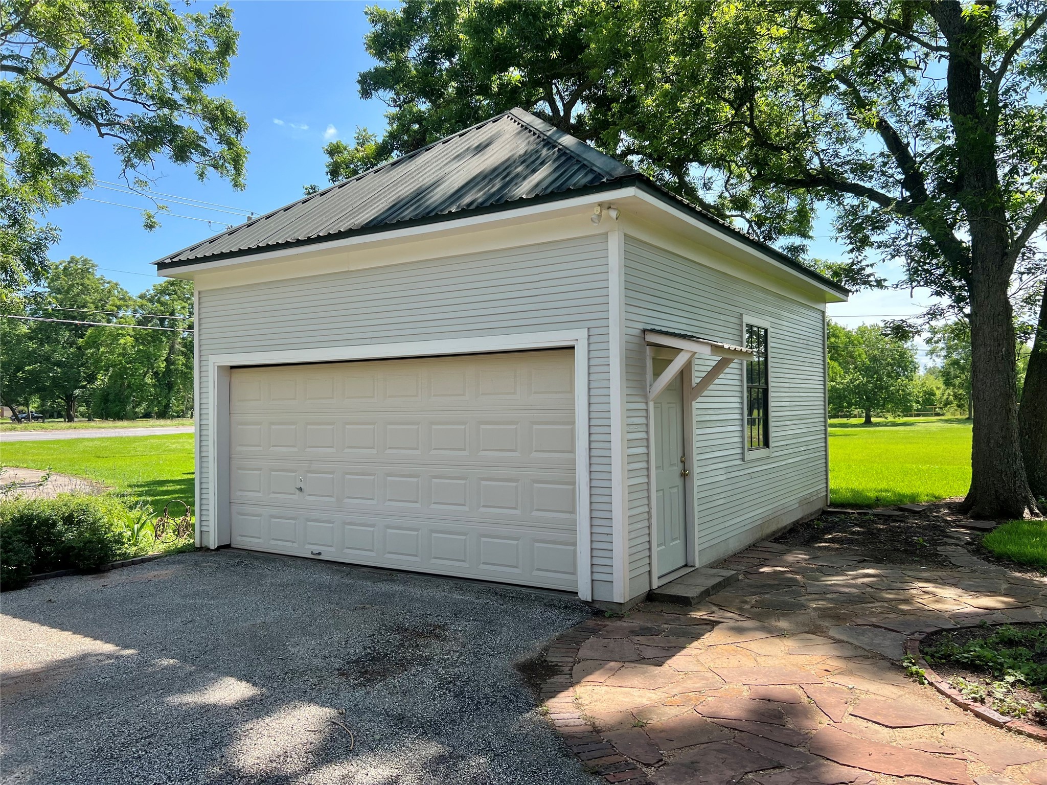 560 Jimmy Phillips Boulevard Angleton, TX 77515 - Photo 35 of 38 a view of a backyard with a garden