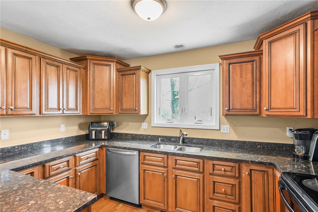 47 Silver Cup Circle West Warwick, RI 02893 - Photo 9 of 44