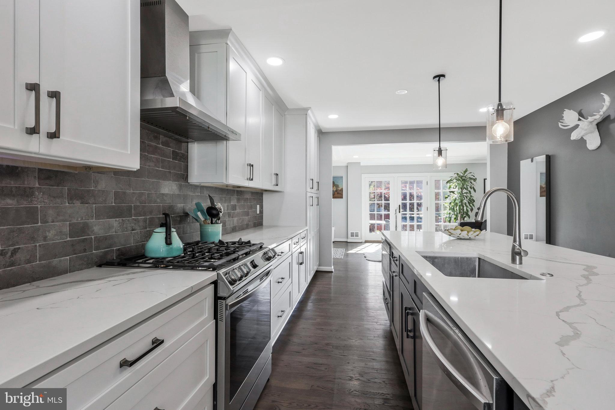 1119 Randolph Road McLean, VA 22101 - Photo 13 of 42 Gas range