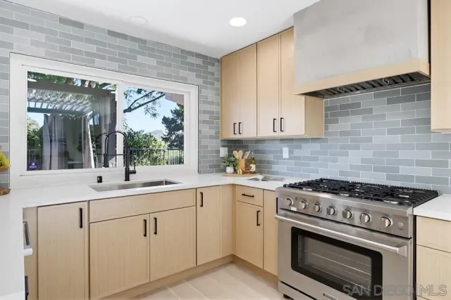 $1,769,000 | 2003 Caminito Circulo Norte, La Jolla, CA 92037