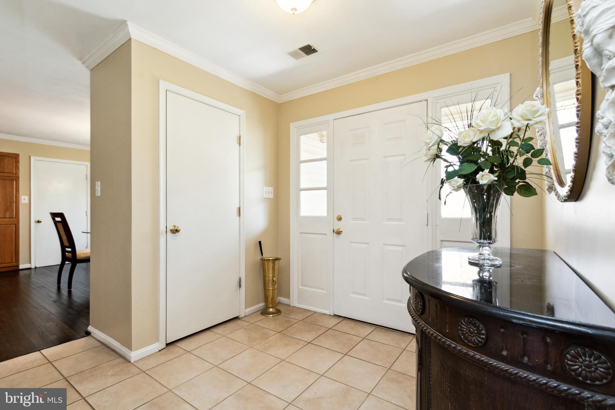 10801 Midsummer Drive Reston, VA 20191 - Photo 5 of 54 Main Entrance / Foyer.