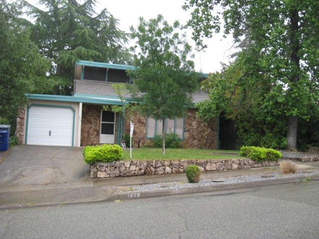 1417 Ridge Drive Redding, CA 96001 - Photo 22 of 24 Front of House