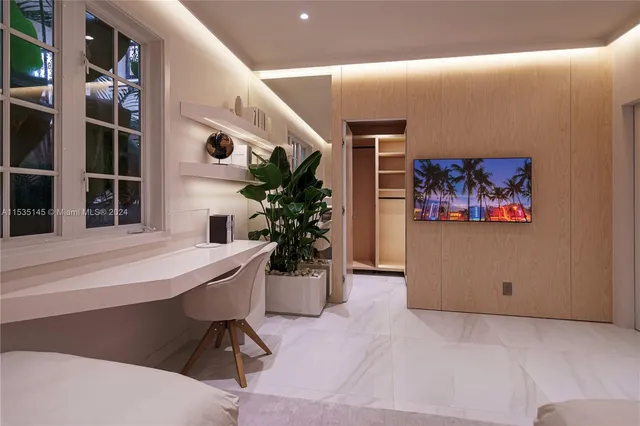 a vase of flowerpot sitting on a floor