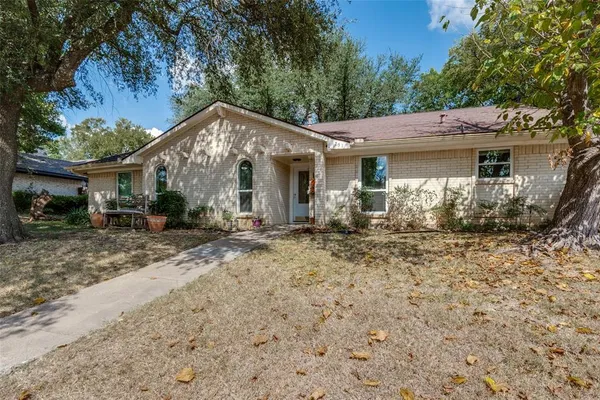 a view of a house with yard and a tree
