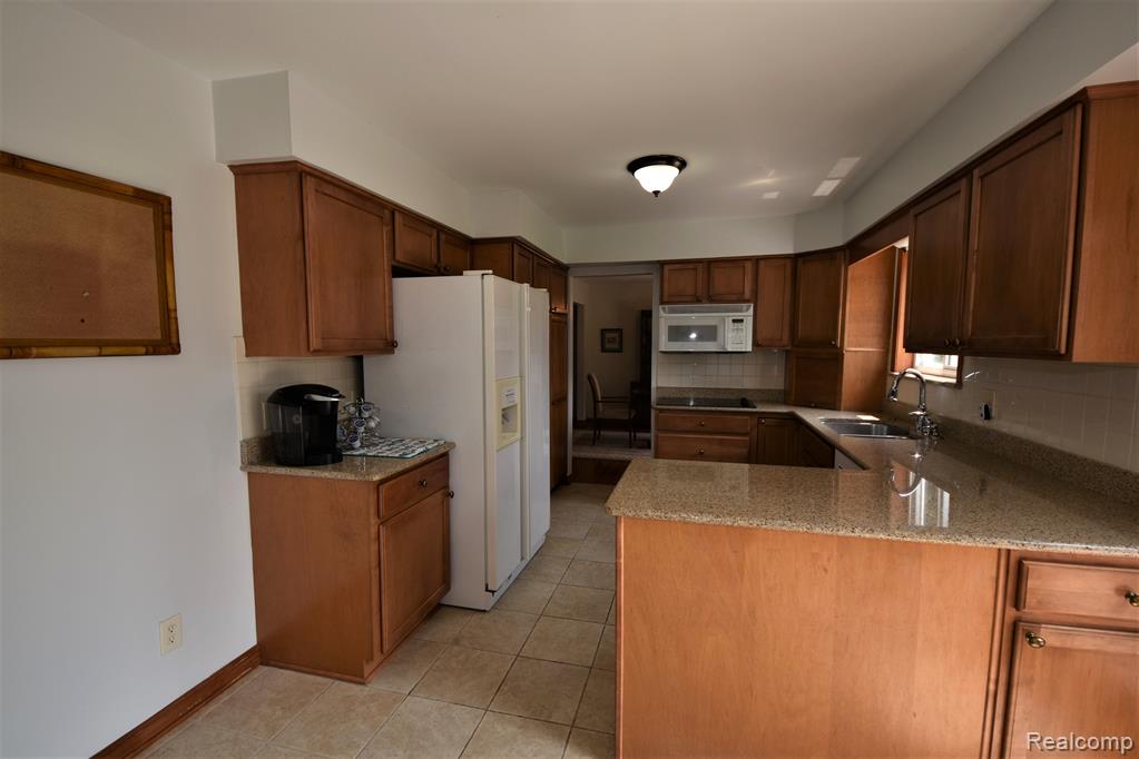 29679 High Valley Road Farmington Hills, MI 48331 - Photo 10 of 31