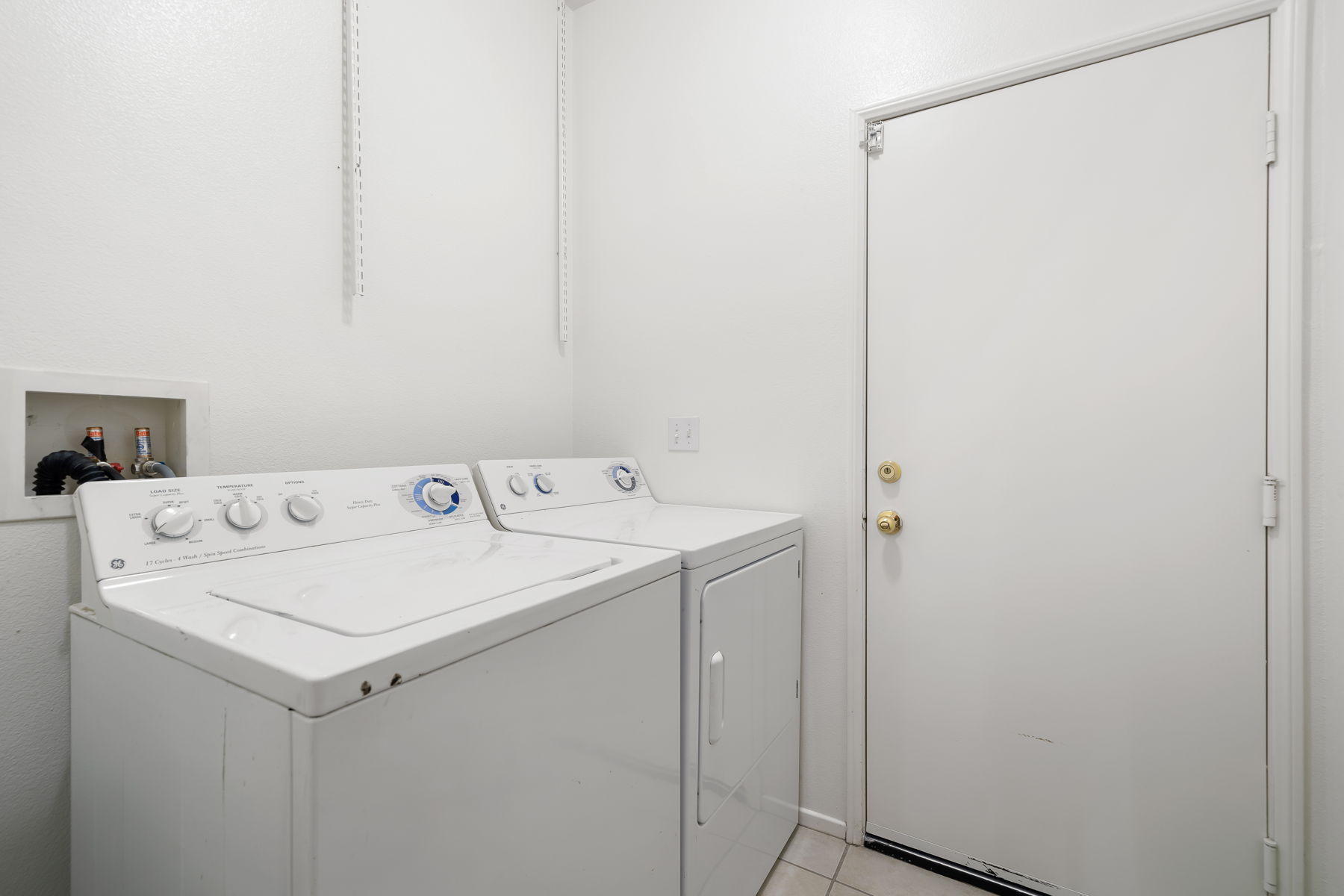 67848 Rio Largo Road Cathedral City, CA 92234 - Photo 19 of 48 Laundry room in main house