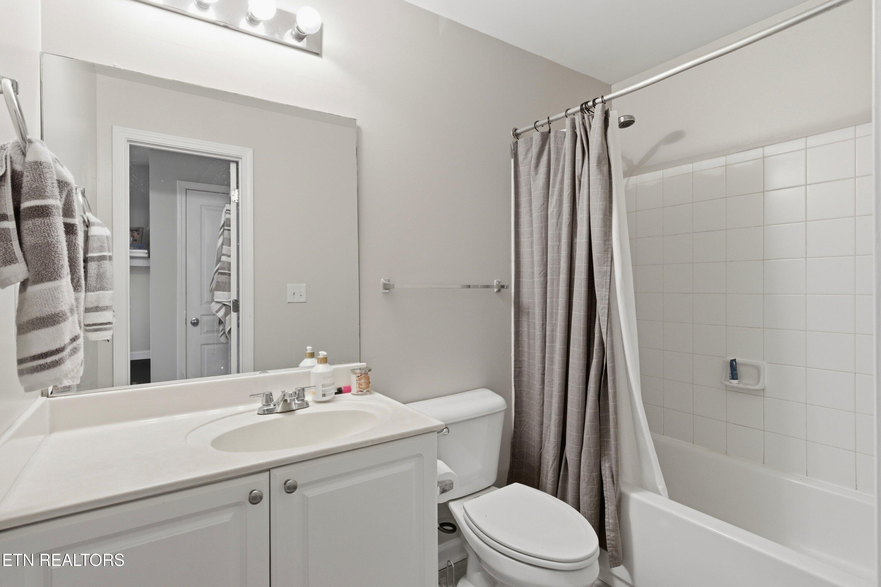 3704 Spruce Ridge Way, Unit 2024 Knoxville, TN 37920 - Photo 7 of 31 Bathroom 1