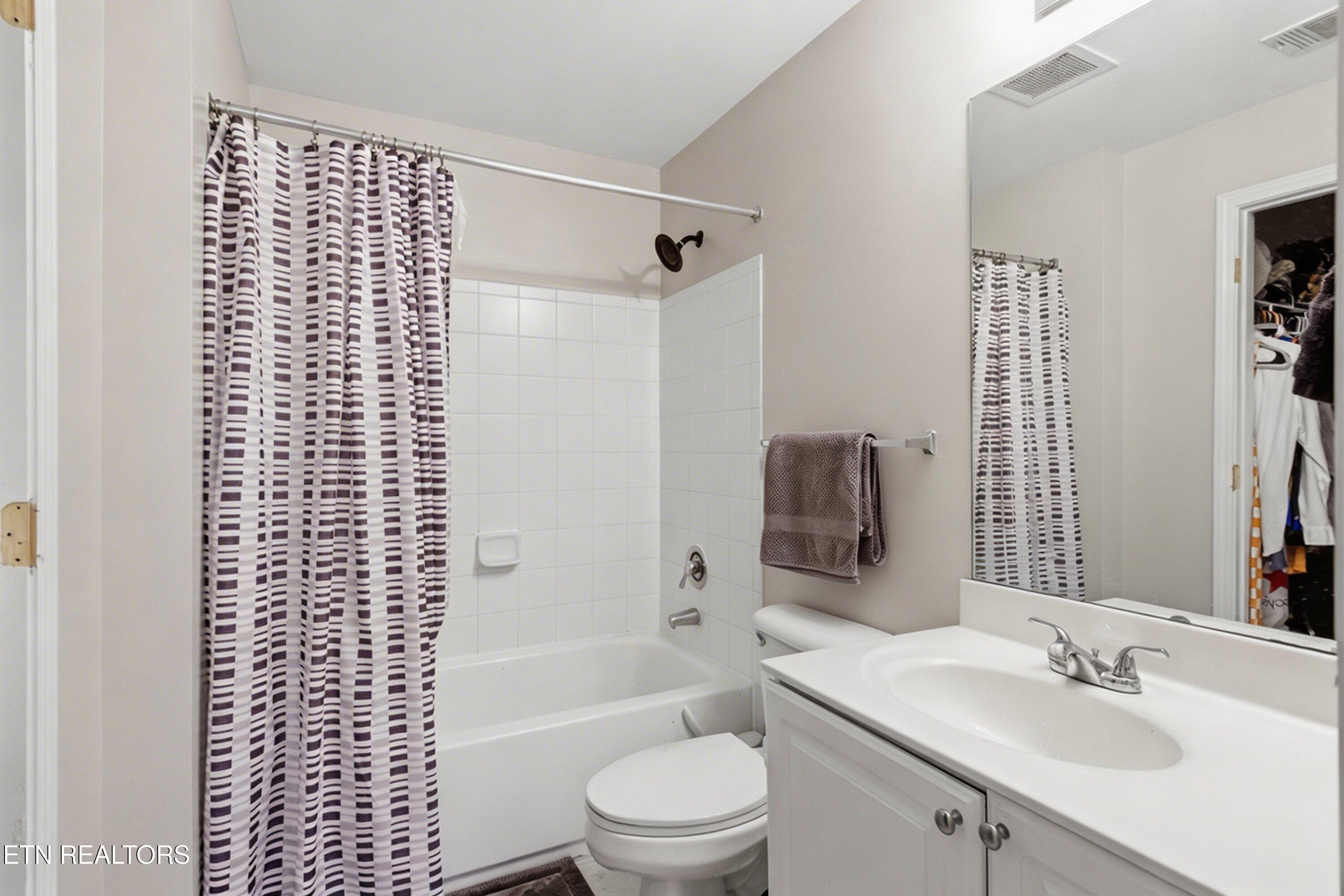 3704 Spruce Ridge Way, Unit 2024 Knoxville, TN 37920 - Photo 9 of 31 Bathroom 2