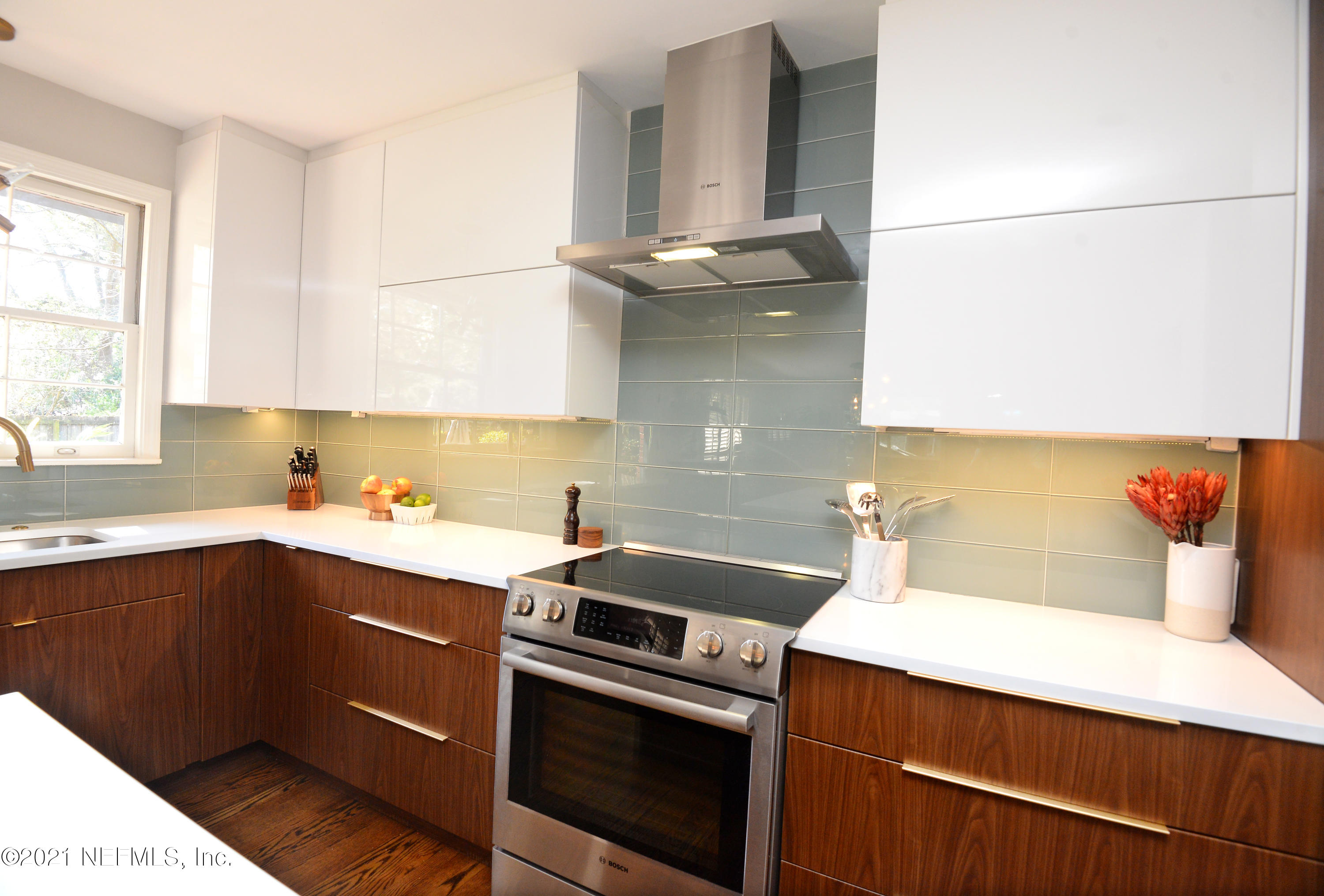 4722 Eton Lane Jacksonville, FL 32210 - Photo 19 of 43 Kitchen with Range and Hood View