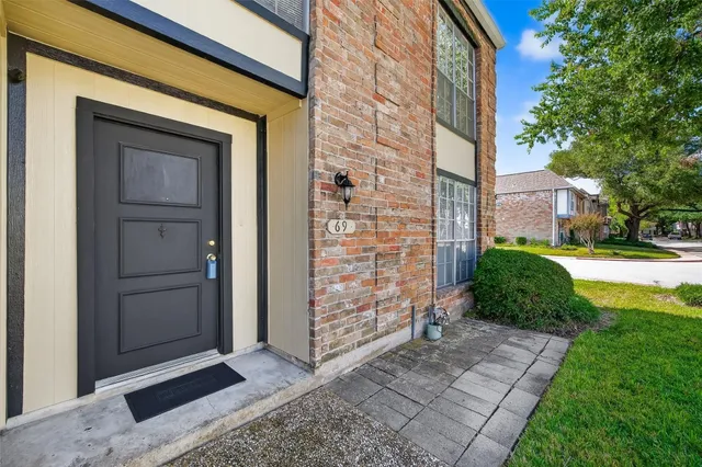 $176,500 | 11002 Hammerly Boulevard, Unit 69, Houston, TX 77043