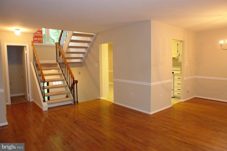 2274 Gunsmith Square Reston, VA 20191 - Photo 2 of 16 Living Room/Dining Room