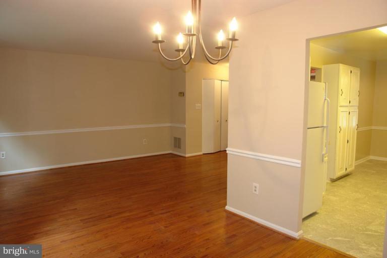 2274 Gunsmith Square Reston, VA 20191 - Photo 3 of 16 Living Room