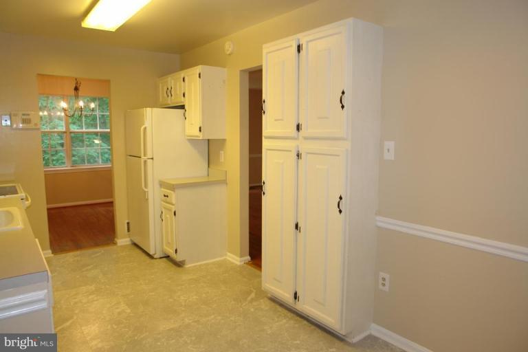 2274 Gunsmith Square Reston, VA 20191 - Photo 4 of 16 Kitchen