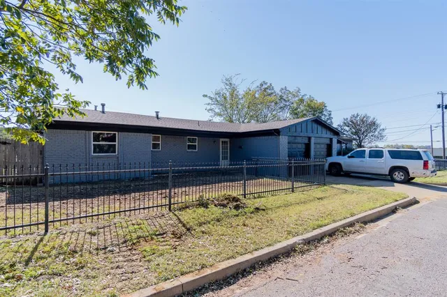 a view of a house with backyard