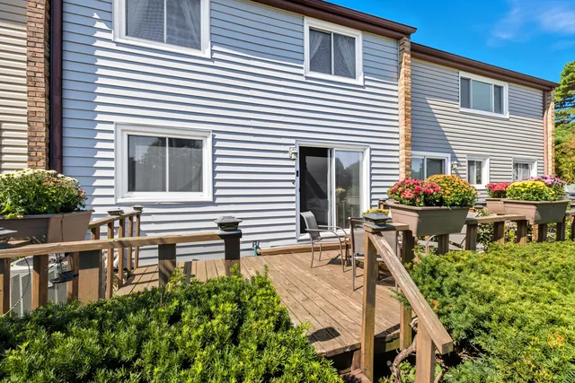 $355,000 | 691 Lakeside Cir Drive, Wheeling, IL 60090