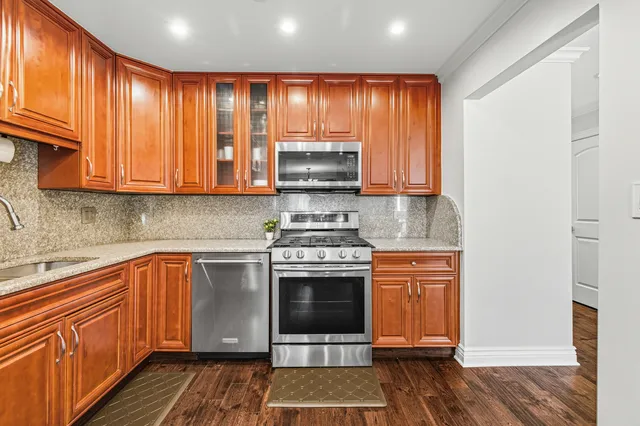 $355,000 | 691 Lakeside Cir Drive, Wheeling, IL 60090