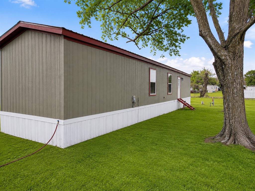 2900 Interstate 35, Unit 80 Waco, TX 76706 - Photo 9 of 10 a backyard of a house with lots of green space