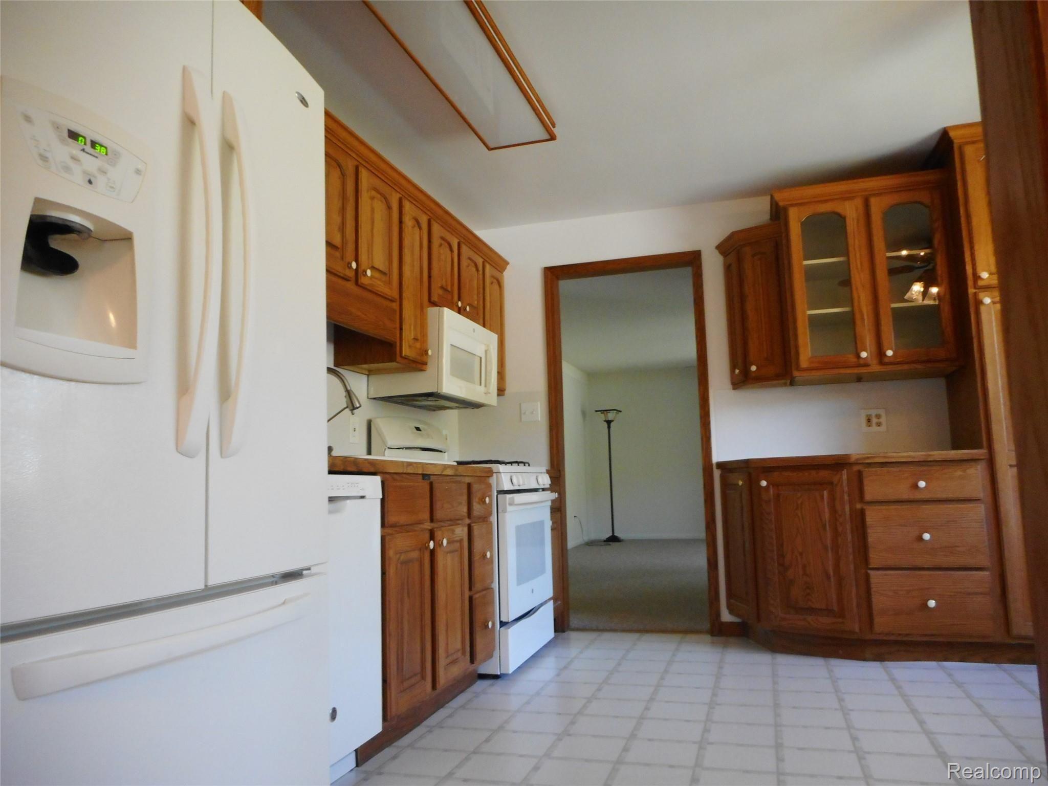 2331 West Thompson Road Fenton, MI 48430 - Photo 6 of 22 ALL APPLIANCES.JPG