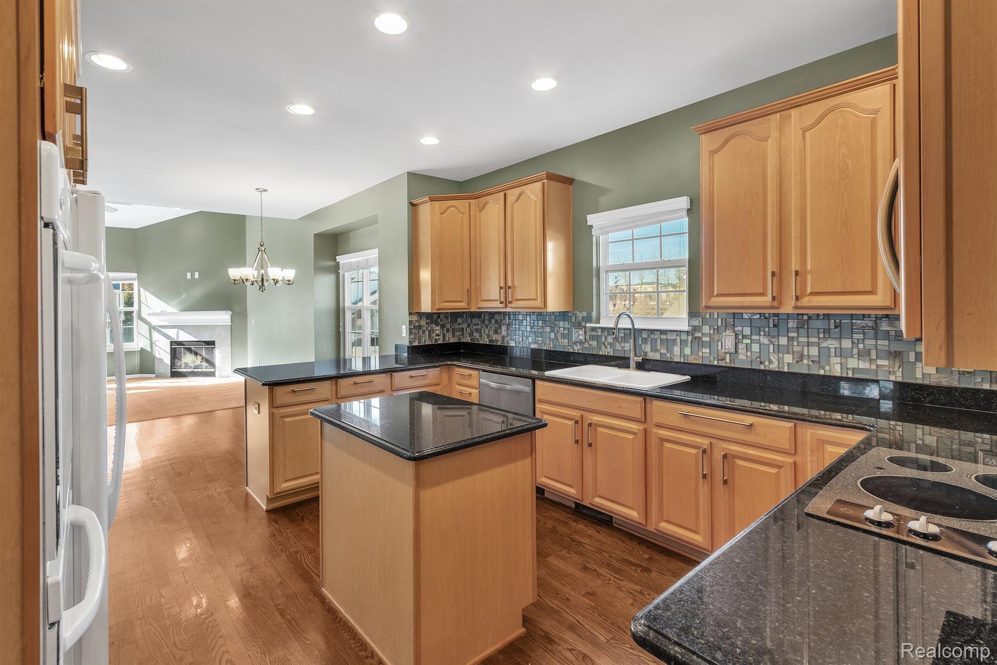 730 East Bluff Court Rochester, MI 48306 - Photo 8 of 34 Kitchen - All appls. are inc.