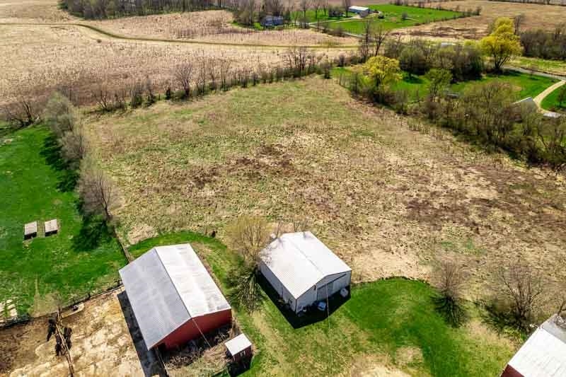 17427 West Douglas Road Brodhead, WI 53520 - Photo 9 of 89 a garden view with a seating space