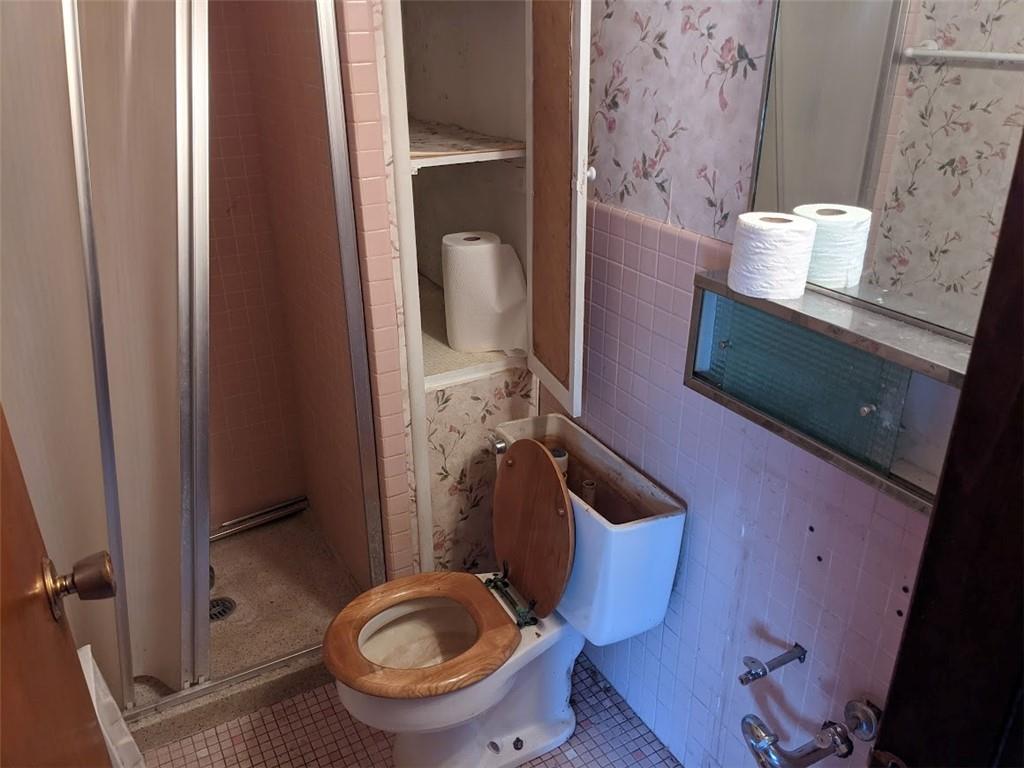 9870 Bellcrest Road Pittsburgh, PA 15237 - Photo 11 of 17 a bathroom with a toilet and a sink