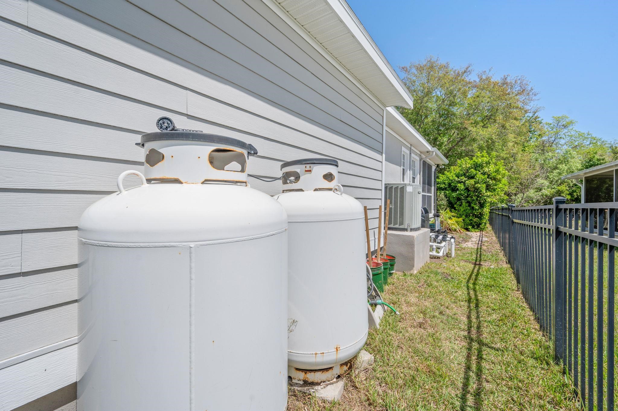 1184 Overdale Road St. Augustine, FL 32080 - Photo 33 of 75 Exterior view of propane tank