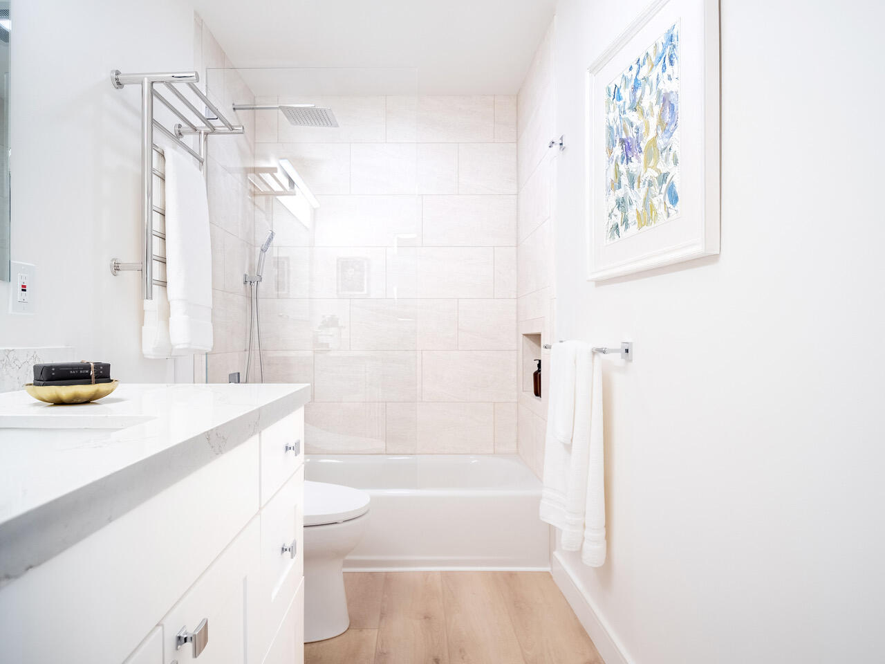 3375 Foothill Road, Unit 514 Carpinteria, CA 93013 - Photo 12 of 24 a bathroom with a sink a toilet and a bathtub