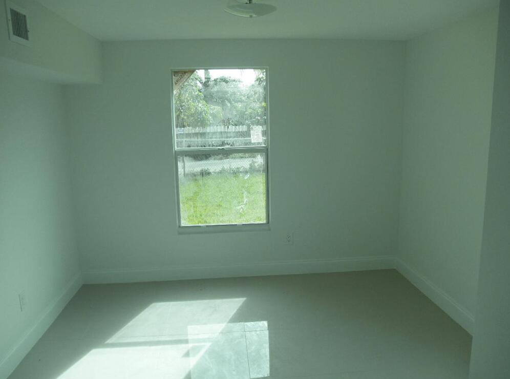 1125 Peak Road Lake Worth, FL 33462 - Photo 20 of 23 Guest Room 1125 Peak Rd
