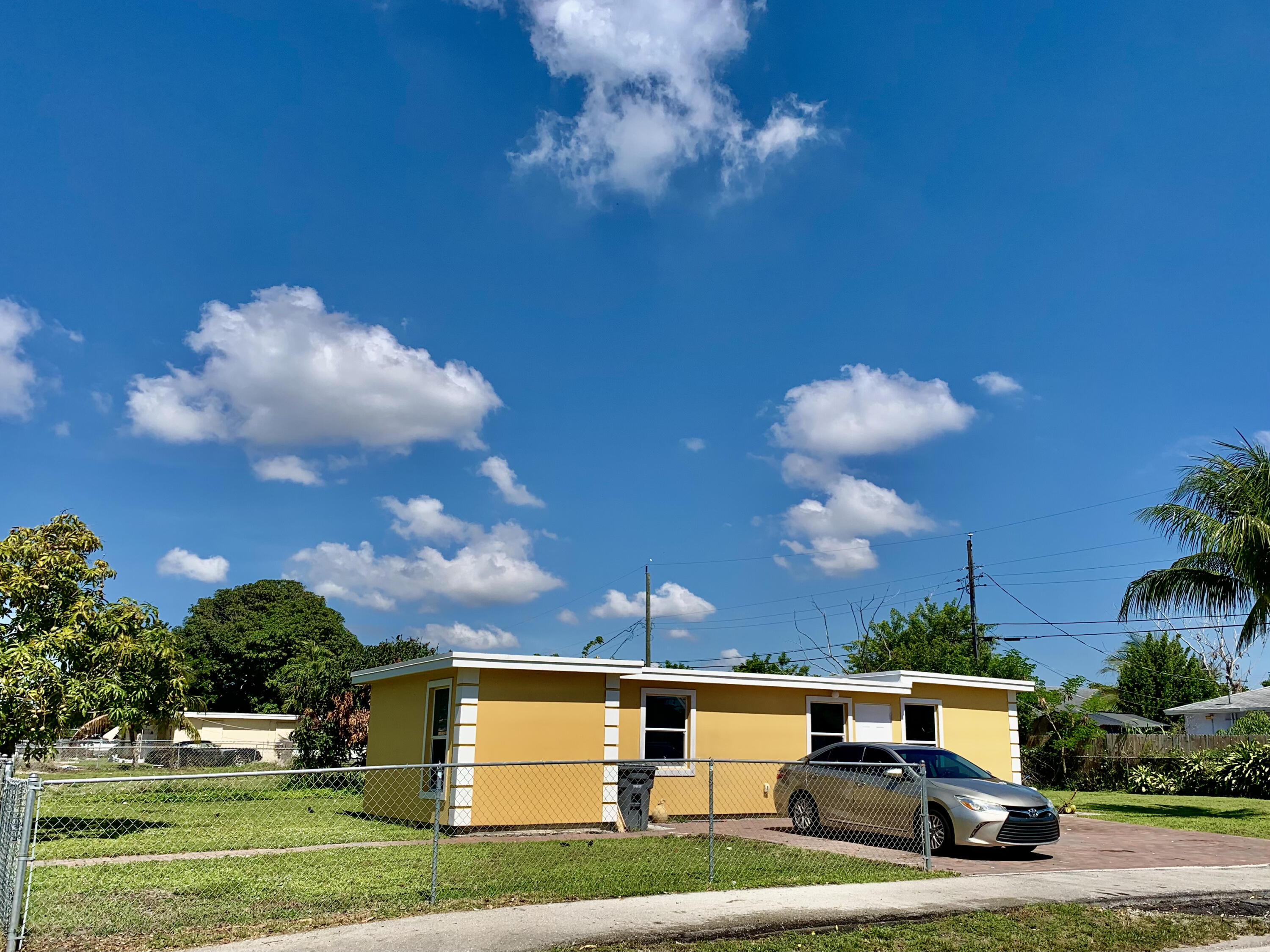 1125 Peak Road Lake Worth, FL 33462 - Photo 2 of 23 Front
