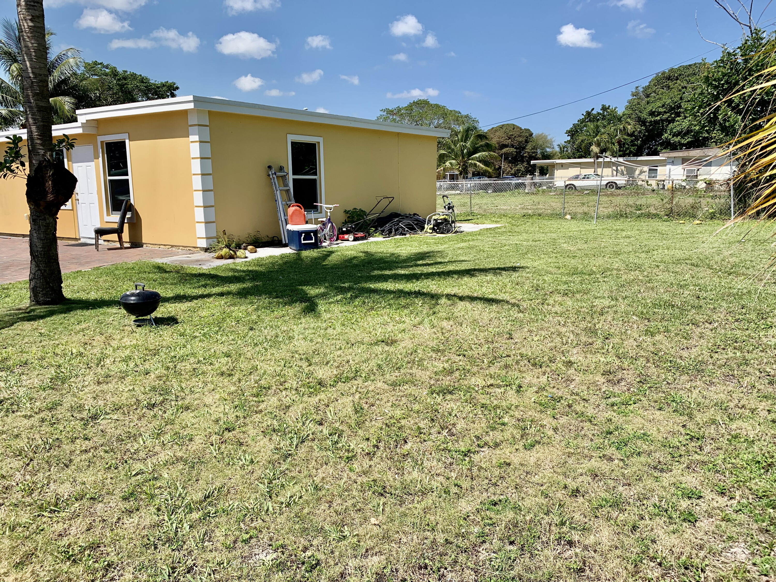 1125 Peak Road Lake Worth, FL 33462 - Photo 4 of 23 Side of the house