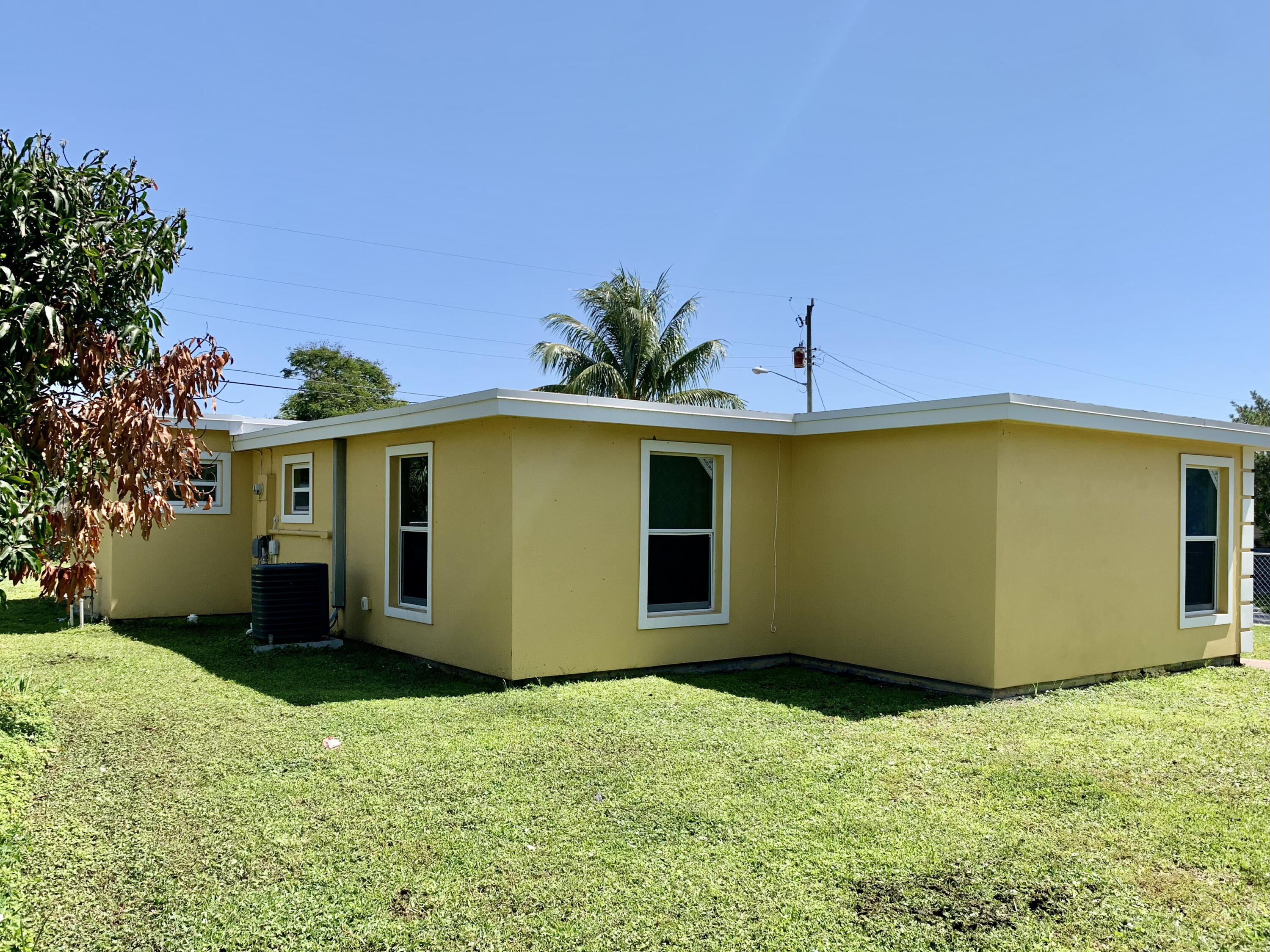 1125 Peak Road Lake Worth, FL 33462 - Photo 9 of 23 Corner