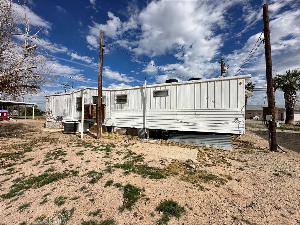 1609 Riviera Drive Blythe, CA 92225 - Photo 27 of 40 a view of a backyard with a large tree
