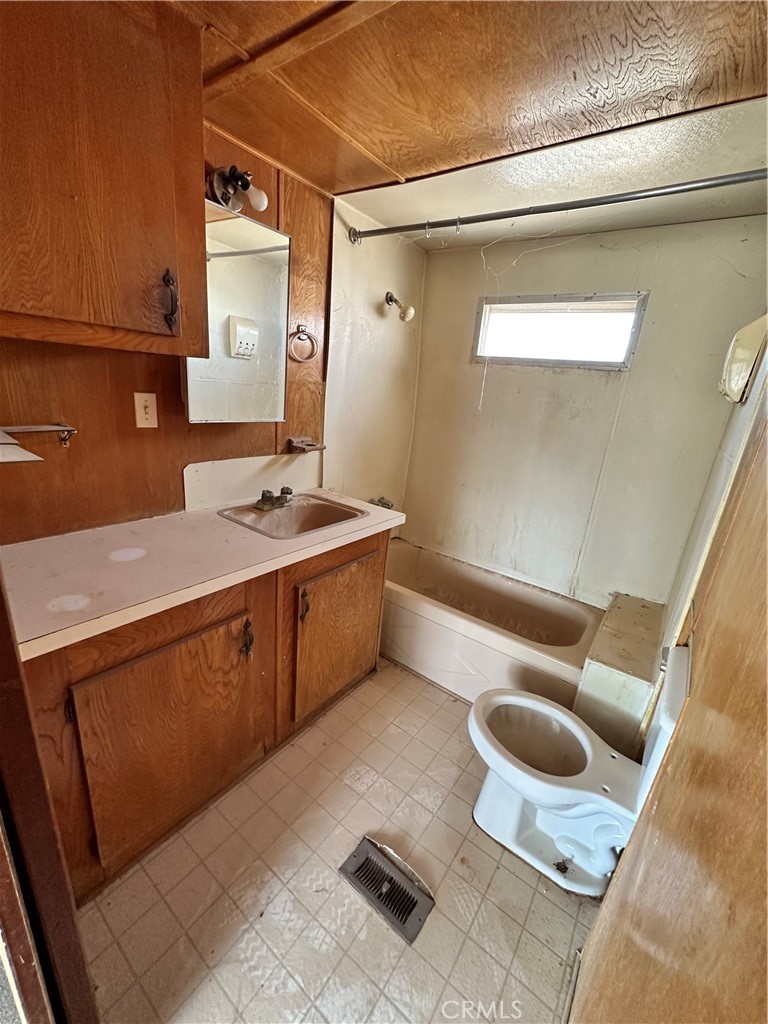 1609 Riviera Drive Blythe, CA 92225 - Photo 35 of 40 a bathroom with a tub sink and toilet