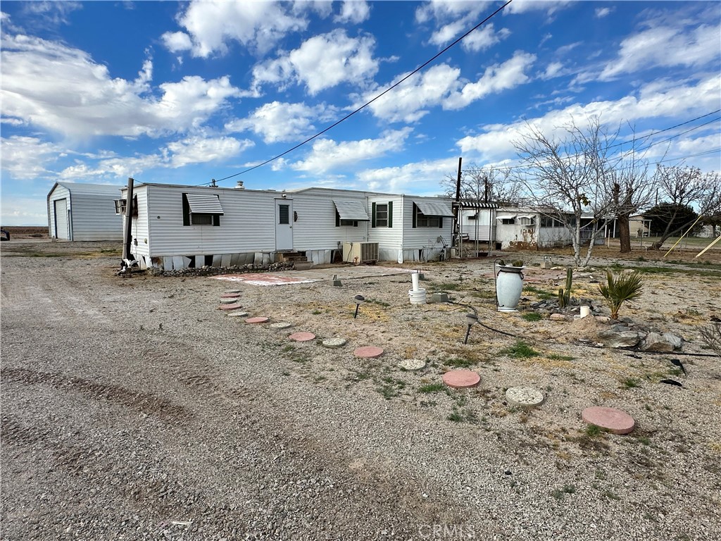 1609 Riviera Drive Blythe, CA 92225 - Photo 6 of 40 a view of a backyard of the house