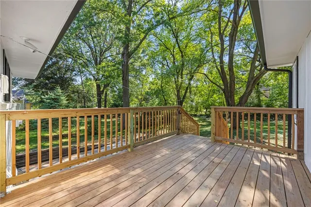 $650,000 | 7019 West 69th Terrace, Overland Park, KS 66204